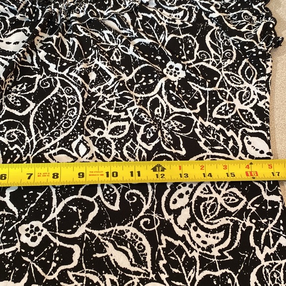 Carducci - women’s black and white floral top. Size XL - Picture 6 of 7